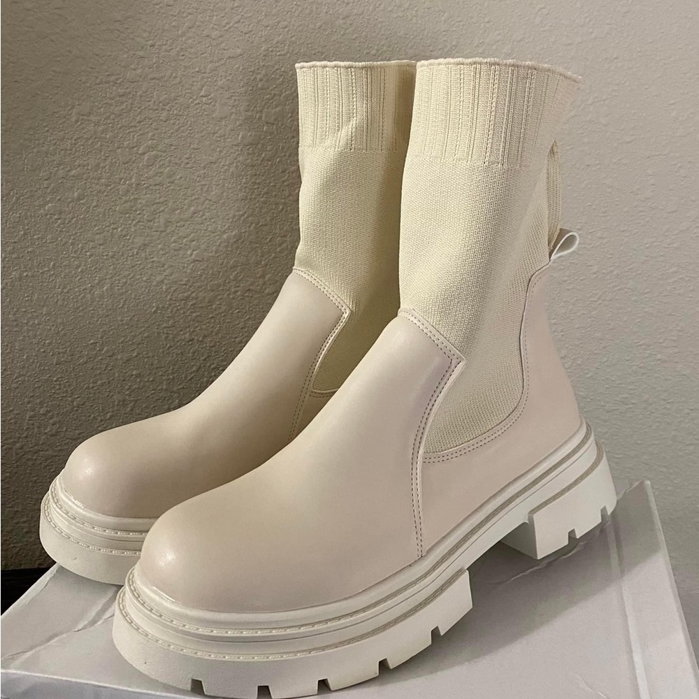 New in box - Women’s Cream Boots – Size 7.5 – Round Toe